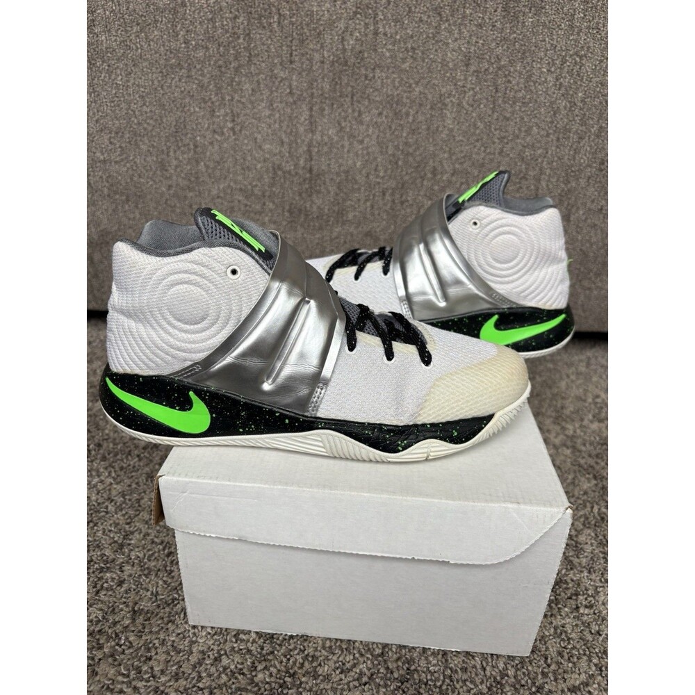 NIKE 2016 KYRIE 2 WHITE NIKE ID SIZE 7 YOUTH (SIZE 8.5 WOMENS)